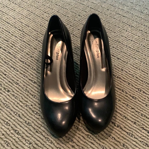 Black round toe pumps